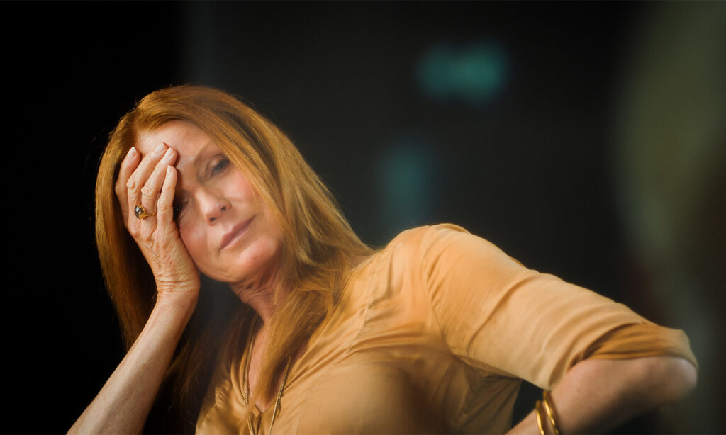 Die heutige Esther Schweins hält sich die Hand vor den Kopf